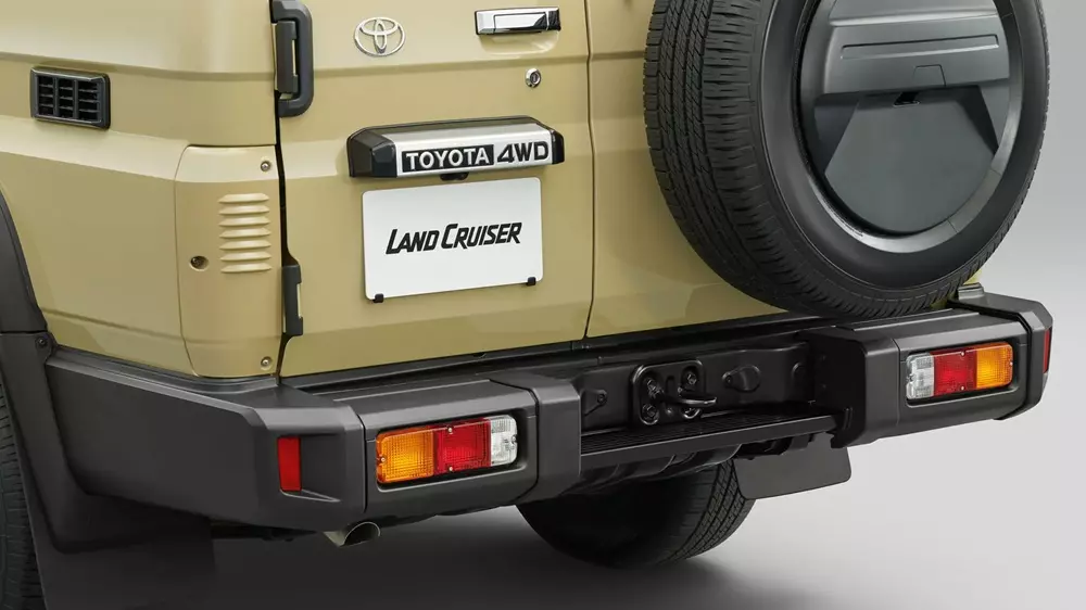 Đèn hậu của Toyota Land Cruiser 70 Series dành cho Nhật Bản bị chuyển xuống cản sau Đèn hậu của Toyota Land Cruiser 70 Series dành cho Nhật Bản bị chuyển xuống cản sau