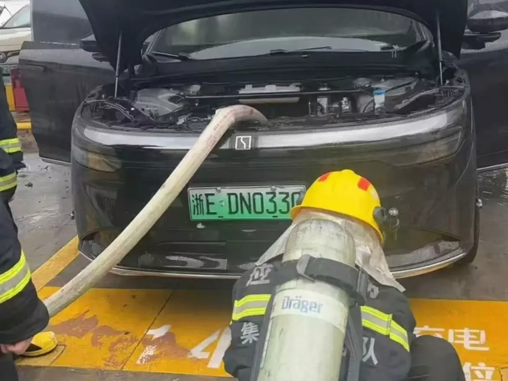 Zeekr chô biết chiếc 7X này đã bị tai nạn trước khi vụ cháy xảy ra Zeekr chô biết chiếc 7X này đã bị tai nạn trước khi vụ cháy xảy ra