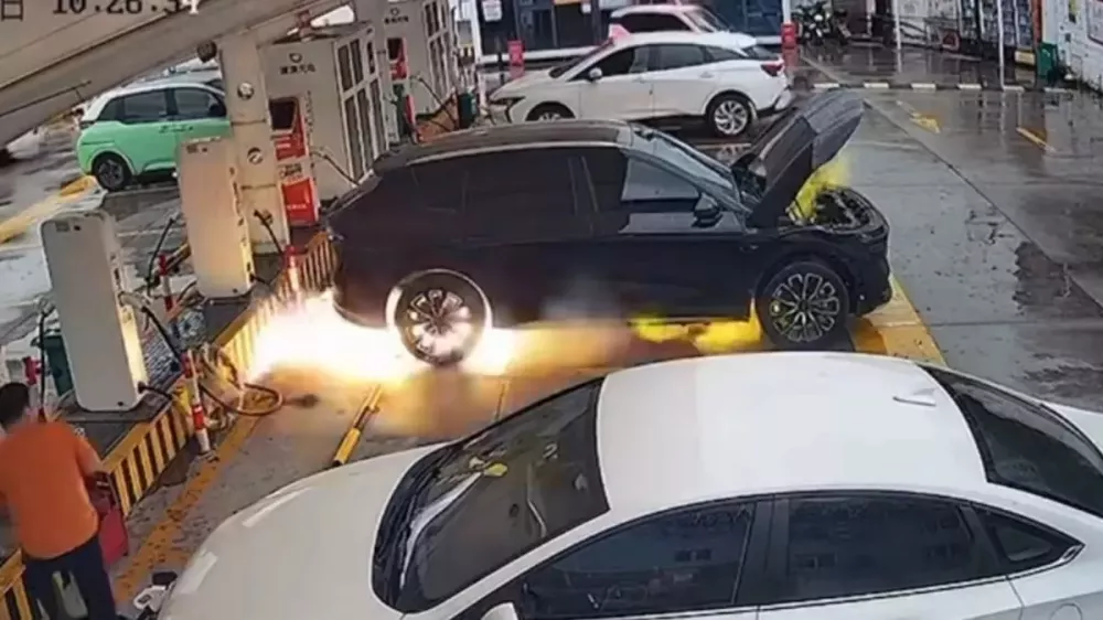 Chiếc Zeekr 7X bất ngờ bốc cháy khi đang đỗ trong trạm sạc Chiếc Zeekr 7X bất ngờ bốc cháy khi đang đỗ trong trạm sạc