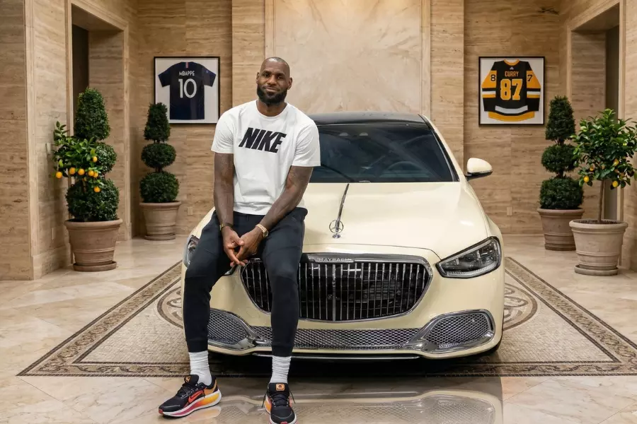 LeBron James và chiếc Mercedes-Maybach S-Class của mình LeBron James và chiếc Mercedes-Maybach S-Class của mình