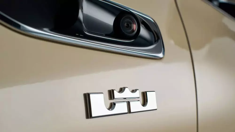 Logo LB được thay cho logo V12 trên chiếc Mercedes-Maybach S-Class Logo LB được thay cho logo V12 trên chiếc Mercedes-Maybach S-Class