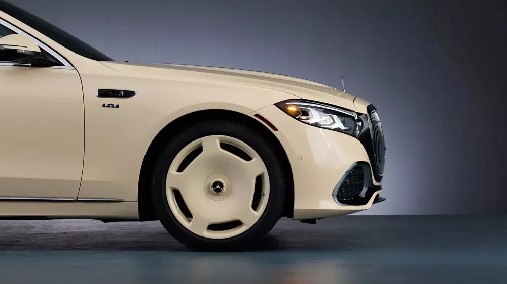 Bộ mâm đặc của chiếc Mercedes-Maybach S-Class được sơn màu giống thân xe Bộ mâm đặc của chiếc Mercedes-Maybach S-Class được sơn màu giống thân xe