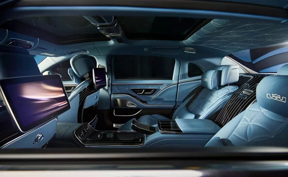 Nội thất của chiếc Mercedes-Maybach S-Class được bọc da Nappa màu xanh Nội thất của chiếc Mercedes-Maybach S-Class được bọc da Nappa màu xanh