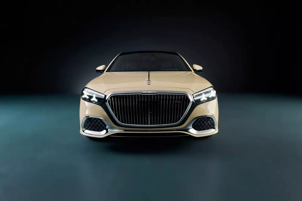 Chiếc Mercedes-Maybach S-Class này được sơn màu ngà sáng Chiếc Mercedes-Maybach S-Class này được sơn màu ngà sáng