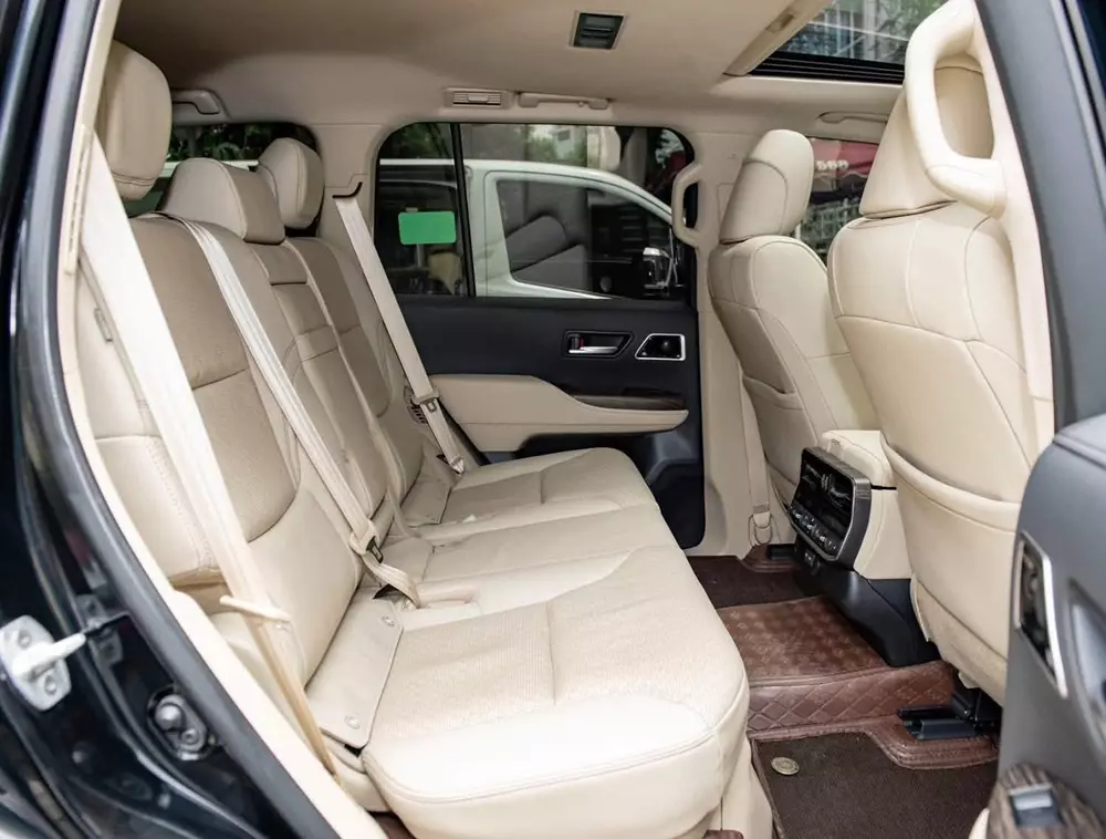 Hàng ghế sau khá rộng rãi của Toyota Land Cruiser FJ Hàng ghế sau khá rộng rãi của Toyota Land Cruiser FJ