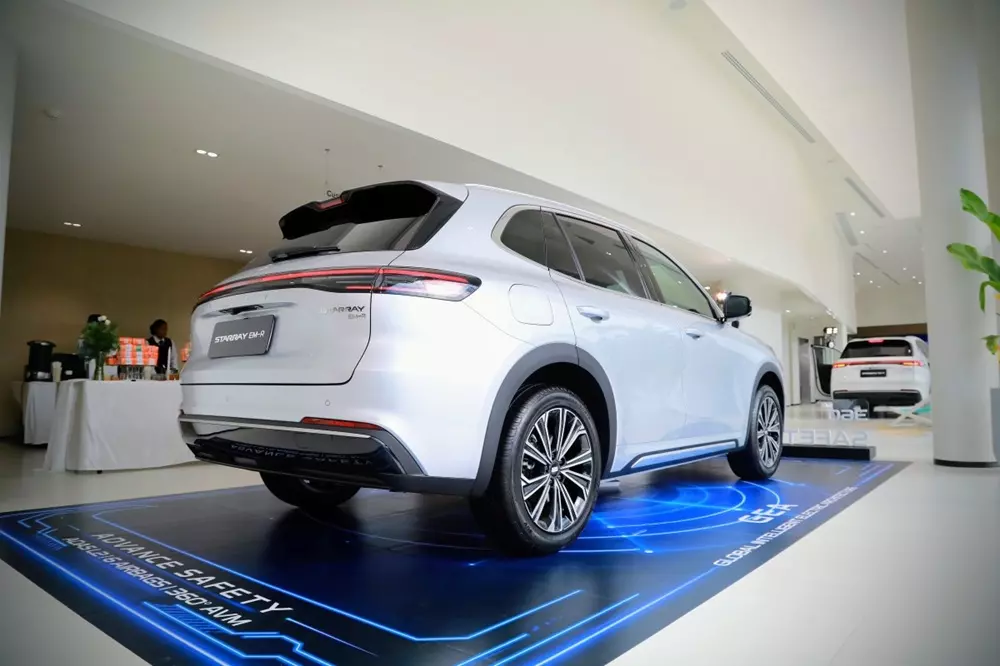 Đằng sau Geely Starray EM-R là dải đèn hậu nối liền hai bên, tạo sự tương đồng với phía trước Đằng sau Geely Starray EM-R là dải đèn hậu nối liền hai bên, tạo sự tương đồng với phía trước