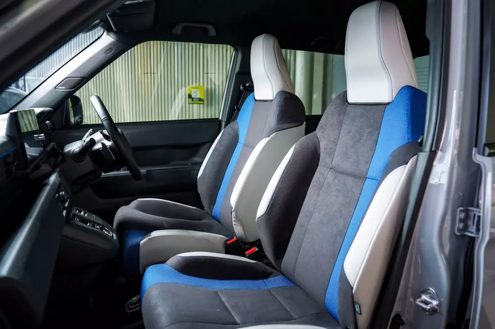Ghế trước của Honda Super-One có dải màu xanh bất đối xứng Ghế trước của Honda Super-One có dải màu xanh bất đối xứng