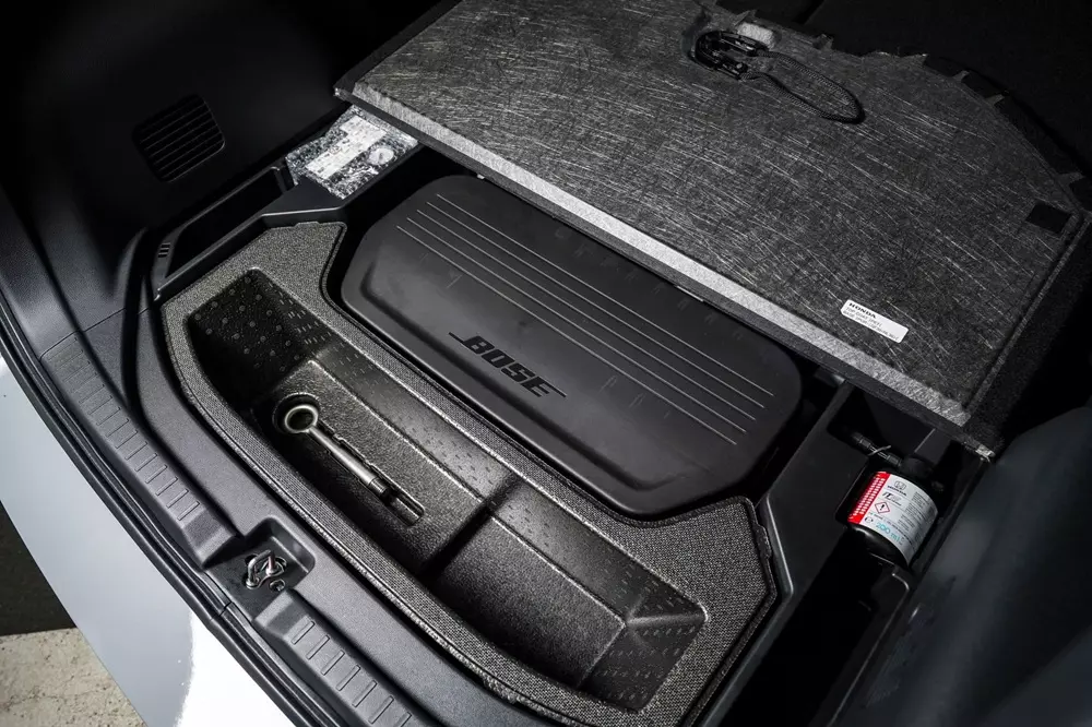 Loa trầm của Honda Super-One được đặt dưới sàn khoang hành lý Loa trầm của Honda Super-One được đặt dưới sàn khoang hành lý