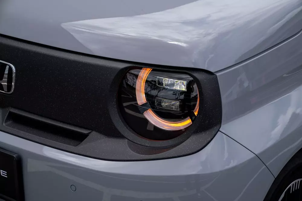 Honda Super-One được trang bị cụm đèn pha hình tròn Honda Super-One được trang bị cụm đèn pha hình tròn