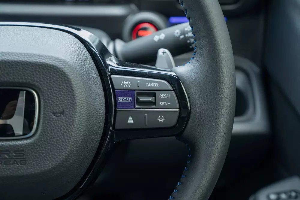 Nút bấm Boost màu tím trên vô lăng của Honda Super-One Nút bấm Boost màu tím trên vô lăng của Honda Super-One