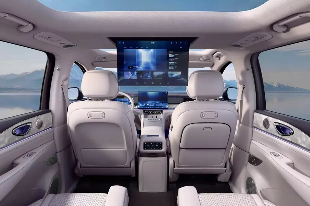 BYD Sealion 08 còn có màn hình treo trần cỡ lớn BYD Sealion 08 còn có màn hình treo trần cỡ lớn