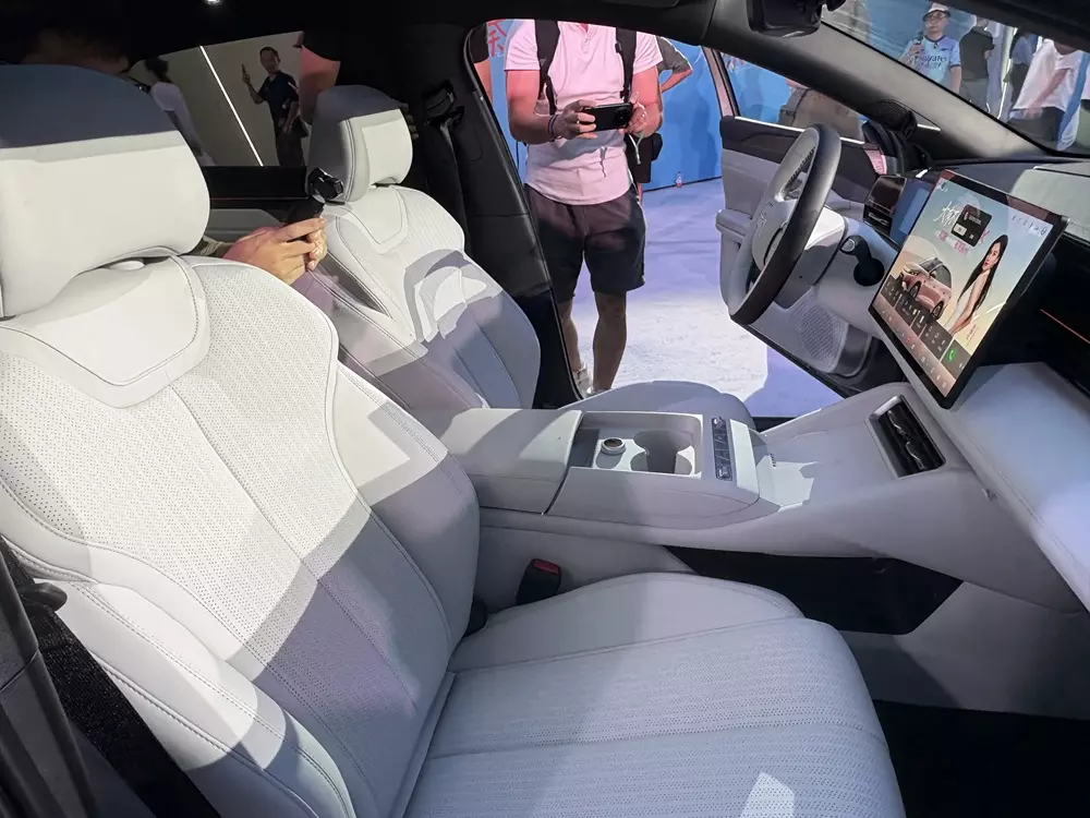 Cụm điều khiển trung tâm của BYD Qin Max có thêm ngăn chứa đồ bên dưới