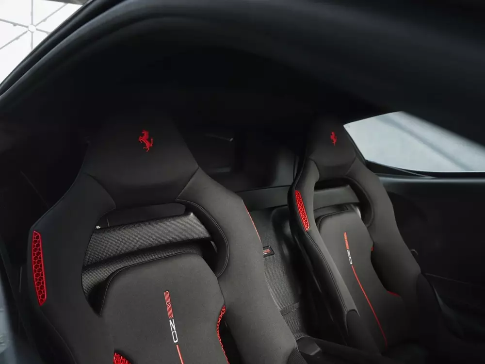 Ferrari CZ26 được trang bị vải kỹ thuật mới và các chi tiết carbon bóng Ferrari CZ26 được trang bị vải kỹ thuật mới và các chi tiết carbon bóng
