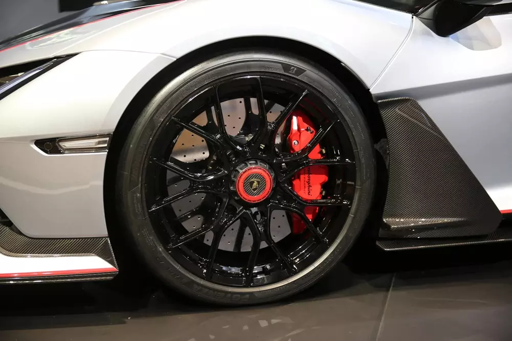 Cận cảnh bộ mâm và cùm phanh màu đỏ của Lamborghini Revuelto SV