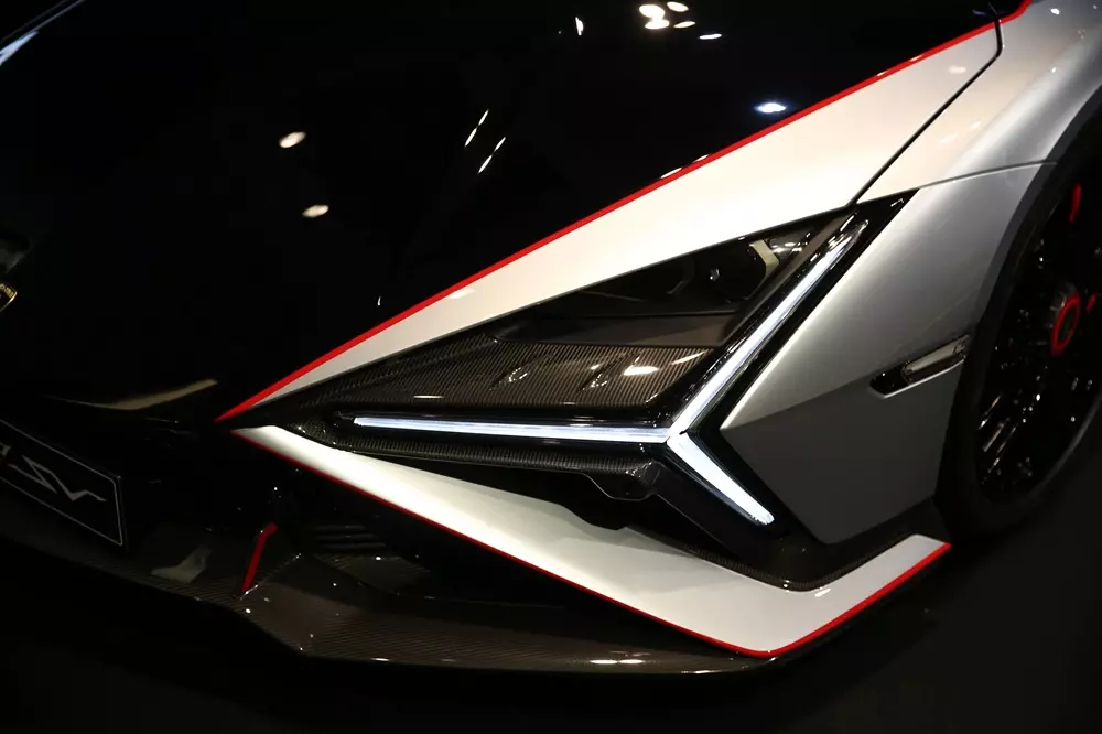 Cận cảnh cụm đèn pha của Lamborghini Revuelto SV