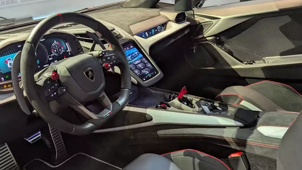 Khoang lái của Lamborghini Revuelto SV