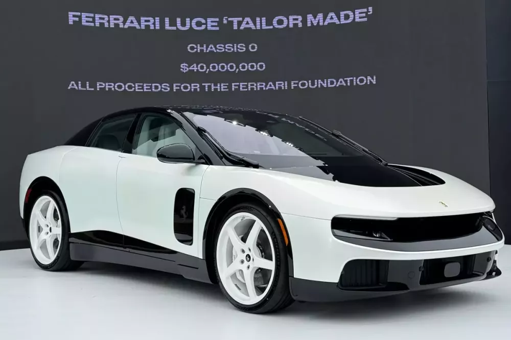 Chiếc Ferrari Luce của ông Wertheim được sơn màu trắng đặc biệt cùng bộ mâm tông xuyệt tông Chiếc Ferrari Luce của ông Wertheim được sơn màu trắng đặc biệt cùng bộ mâm tông xuyệt tông