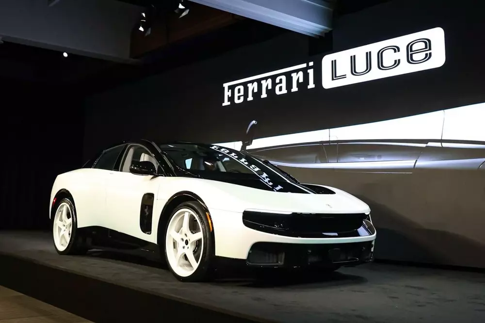 Ferrari Luce được bán đấu giá là chiếc đầu tiên đạt thông số sản xuất thương mại. Ferrari Luce được bán đấu giá là chiếc đầu tiên đạt thông số sản xuất thương mại.