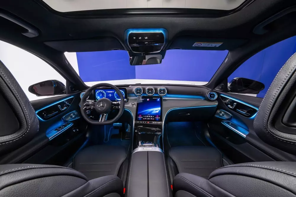 Hệ thống đèn viền nội thất của Mercedes-Benz C-Class 2027 hiện trải dài hơn trước Hệ thống đèn viền nội thất của Mercedes-Benz C-Class 2027 hiện trải dài hơn trước