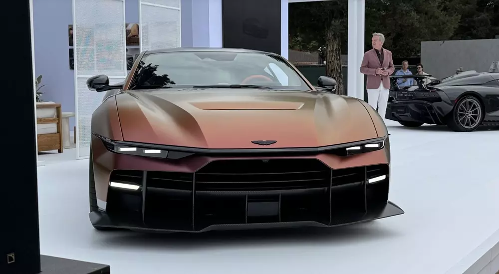 Aston Martin Valen sở hữu thiết kế đầu xe dữ dằn và hầm hố Aston Martin Valen sở hữu thiết kế đầu xe dữ dằn và hầm hố