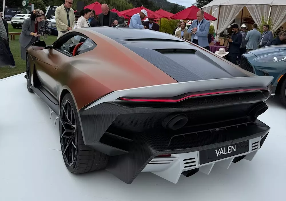 Aston Martin Valen nhẹ hơn 110 kg so với Vanquish Aston Martin Valen nhẹ hơn 110 kg so với Vanquish
