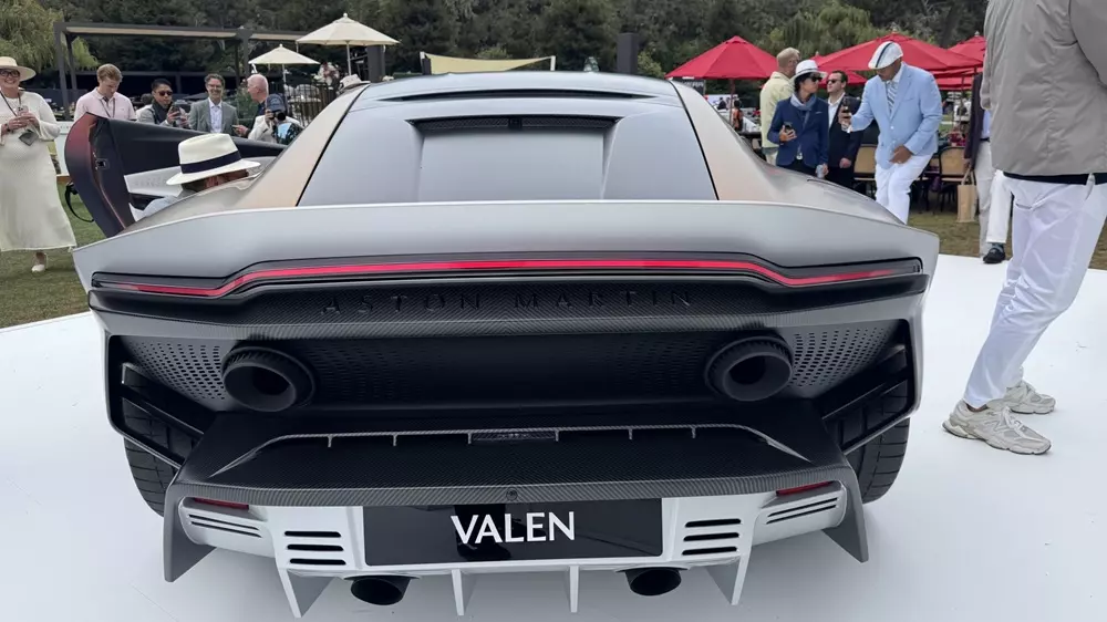 Aston Martin Valen được trang bị hệ thống xả bằng titan Aston Martin Valen được trang bị hệ thống xả bằng titan