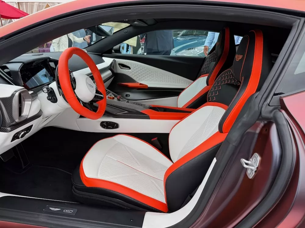 Aston Martin Valen được trang bị ghế thể thao Aston Martin Valen được trang bị ghế thể thao