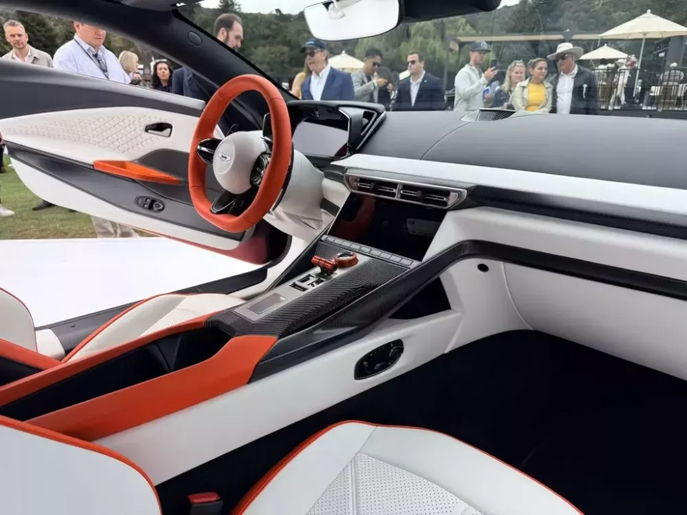 Khoang lái của Aston Martin Valen. Khoang lái của Aston Martin Valen.