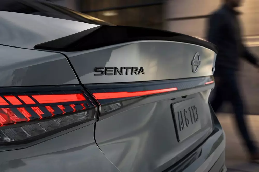 Nissan Sentra 2027 sở hữu nhiều chi tiết ngoại thất màu đen như logo Nissan Sentra 2027 sở hữu nhiều chi tiết ngoại thất màu đen như logo