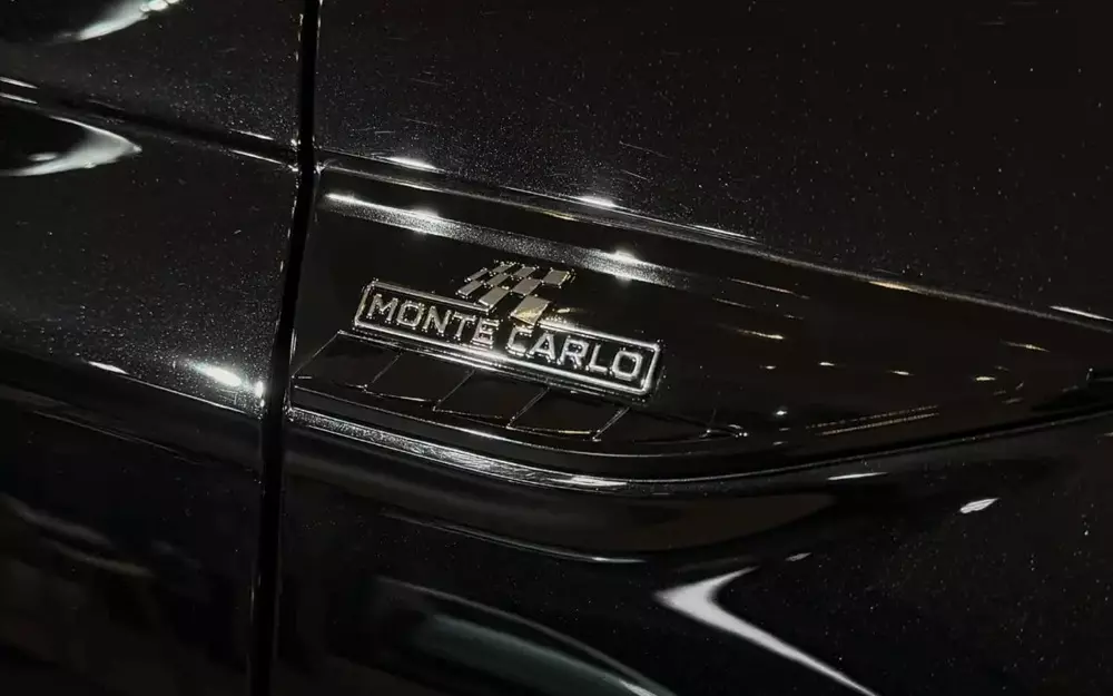 Logo riêng trên chắn bùn trước của Skoda Slavia Monte Carlo 2027 Logo riêng trên chắn bùn trước của Skoda Slavia Monte Carlo 2027