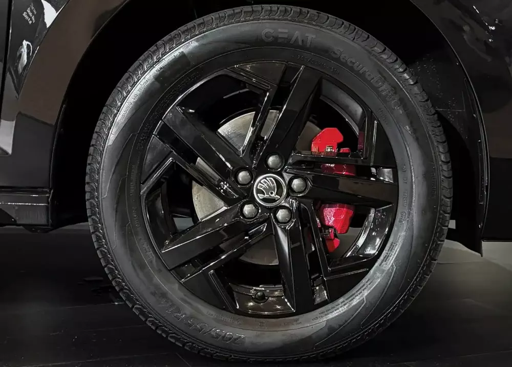 Mâm 16 inch sơn đen và cùm phanh màu đỏ của Skoda Slavia Monte Carlo 2027 Mâm 16 inch sơn đen và cùm phanh màu đỏ của Skoda Slavia Monte Carlo 2027