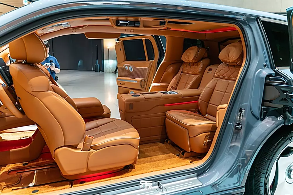 Ghế trước của Genesis GV90 có thể xoay 180 độ về phía sau