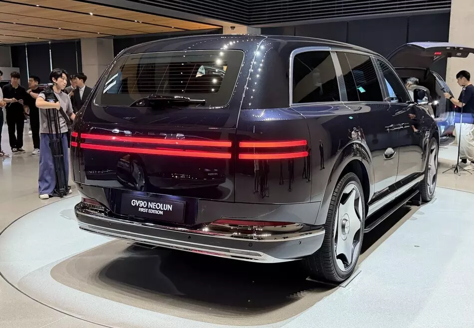 Genesis GV90 sở hữu thiết kế đuôi xe tròn trịa và tạo cảm giác đầy đặn