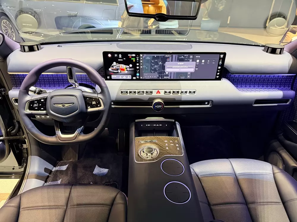 Khoang lái sang trọng của Genesis GV90