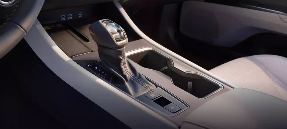 Toyota Camry 2027 sở hữu cần số nạm pha lê