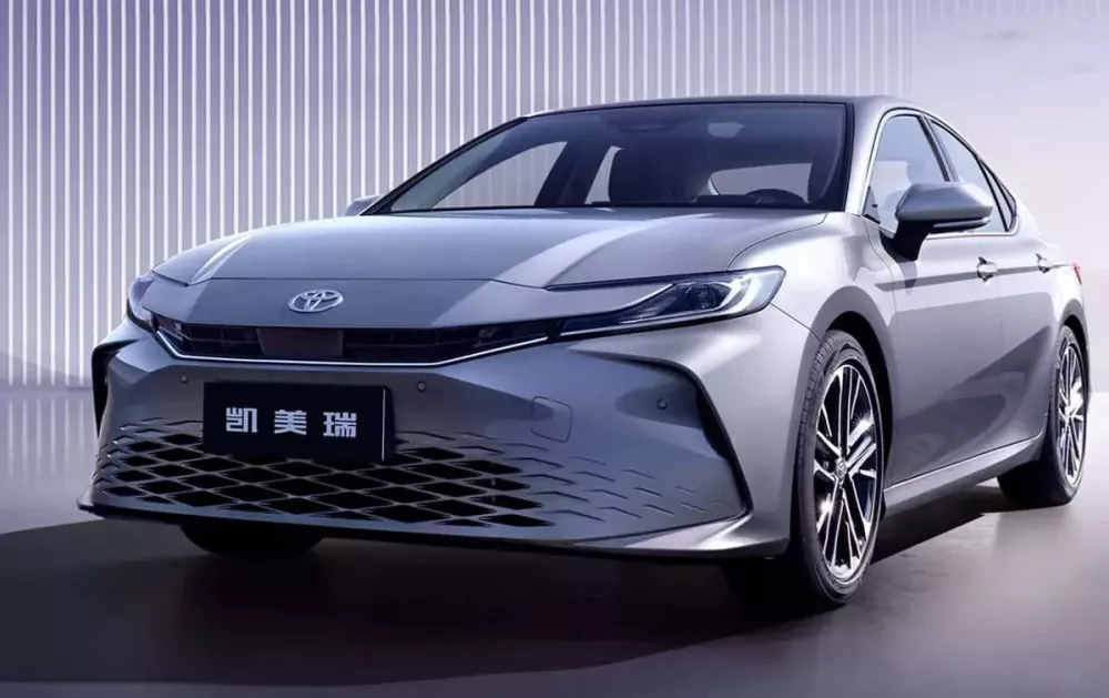 Toyota Camry 2027 bản thấp dùng lưới tản nhiệt sơn cùng màu thân xe