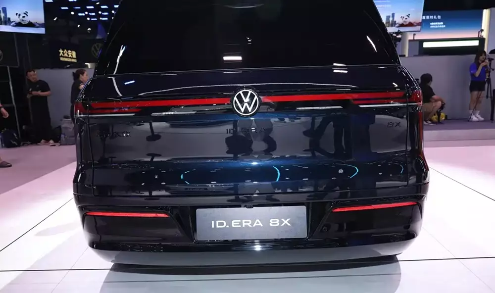 Volkswagen ID. Era 8X được trang bị đèn hậu mỏng và nằm vắt ngang trên cửa cốp Volkswagen ID. Era 8X được trang bị đèn hậu mỏng và nằm vắt ngang trên cửa cốp