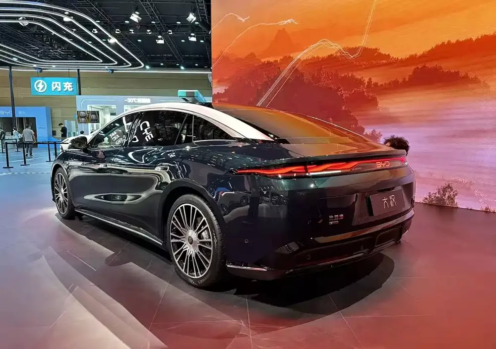 Đèn hậu của BYD Dahan EV có thiết kế nối liền hai bên hợp xu hướng Đèn hậu của BYD Dahan EV có thiết kế nối liền hai bên hợp xu hướng