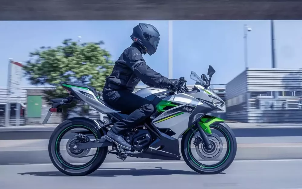 Kawasaki Ninja E-1 không đòi hỏi người lái phải làm quen với việc bóp côn Kawasaki Ninja E-1 không đòi hỏi người lái phải làm quen với việc bóp côn