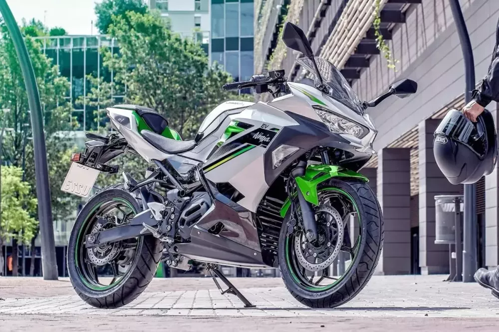 Kawasaki Ninja E-1 được trang bị pin có thể tháo rời để sạc Kawasaki Ninja E-1 được trang bị pin có thể tháo rời để sạc