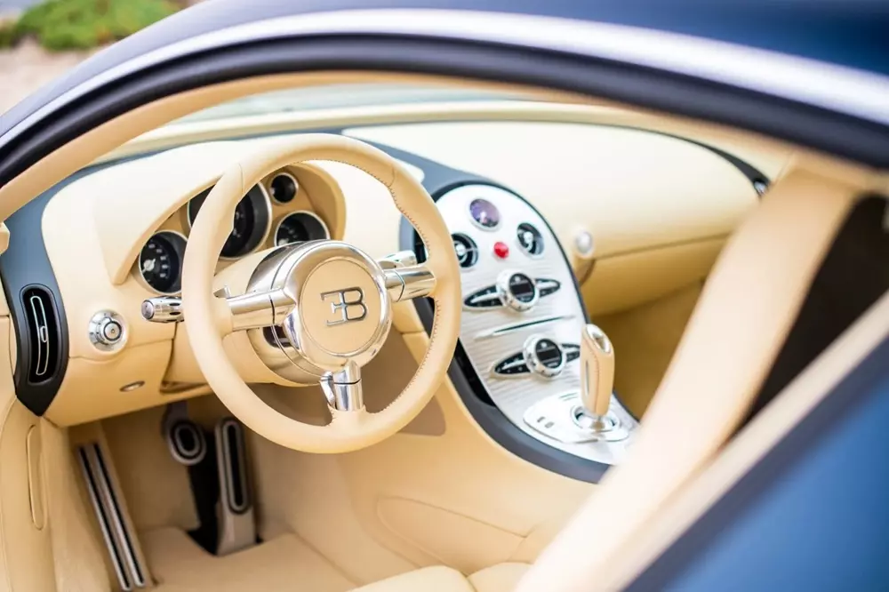 Nội thất của Bugatti La Maison Pur Sang Veyron 20 Years được bọc da màu nâu nhạt Nội thất của Bugatti La Maison Pur Sang Veyron 20 Years được bọc da màu nâu nhạt