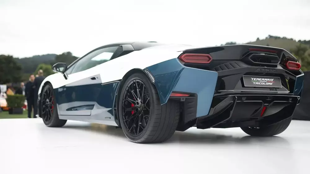Lamborghini Temerario Tricolore còn có nhiều chi tiết ngoại thất màu đen