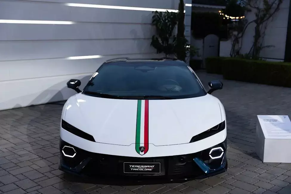 Lamborghini Temerario Tricolore sở hữu đường sọc 3 màu trên nắp ca-pô