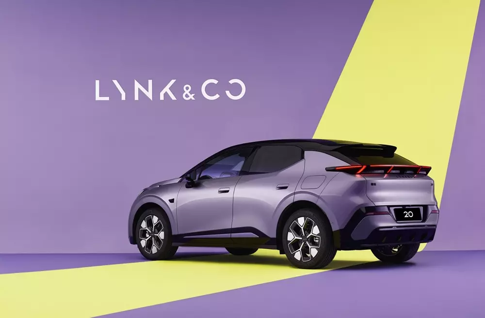 Lynk & Co 02 2027 sở hữu cánh gió kép phía sau