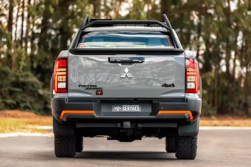 Mitsubishi Triton Savana Sertões có các tấm ốp bảo vệ gầm phía trước và sau Mitsubishi Triton Savana Sertões có các tấm ốp bảo vệ gầm phía trước và sau