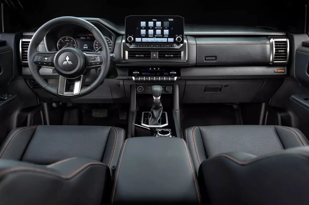Khoang lái của Mitsubishi Triton Savana Sertões Khoang lái của Mitsubishi Triton Savana Sertões