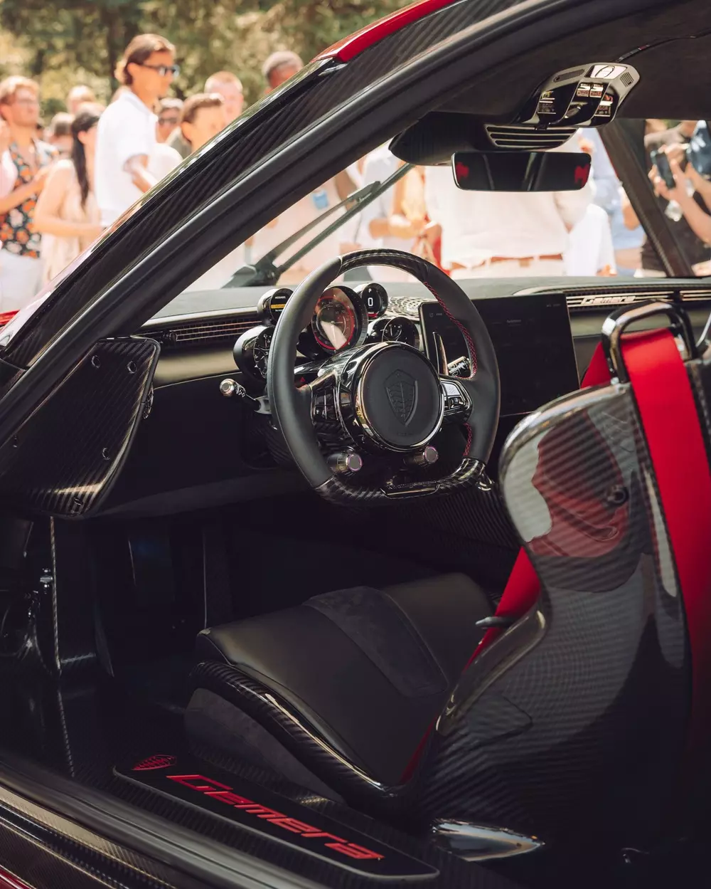Nhiều chi tiết nội thất của chiếc Koenigsegg Gemera cũng được làm bằng sợi carbon