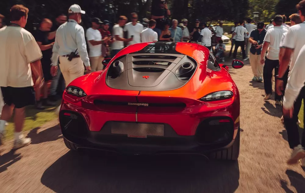 Chiếc Koenigsegg Gemera này sở hữu màu sơn nổi bật
