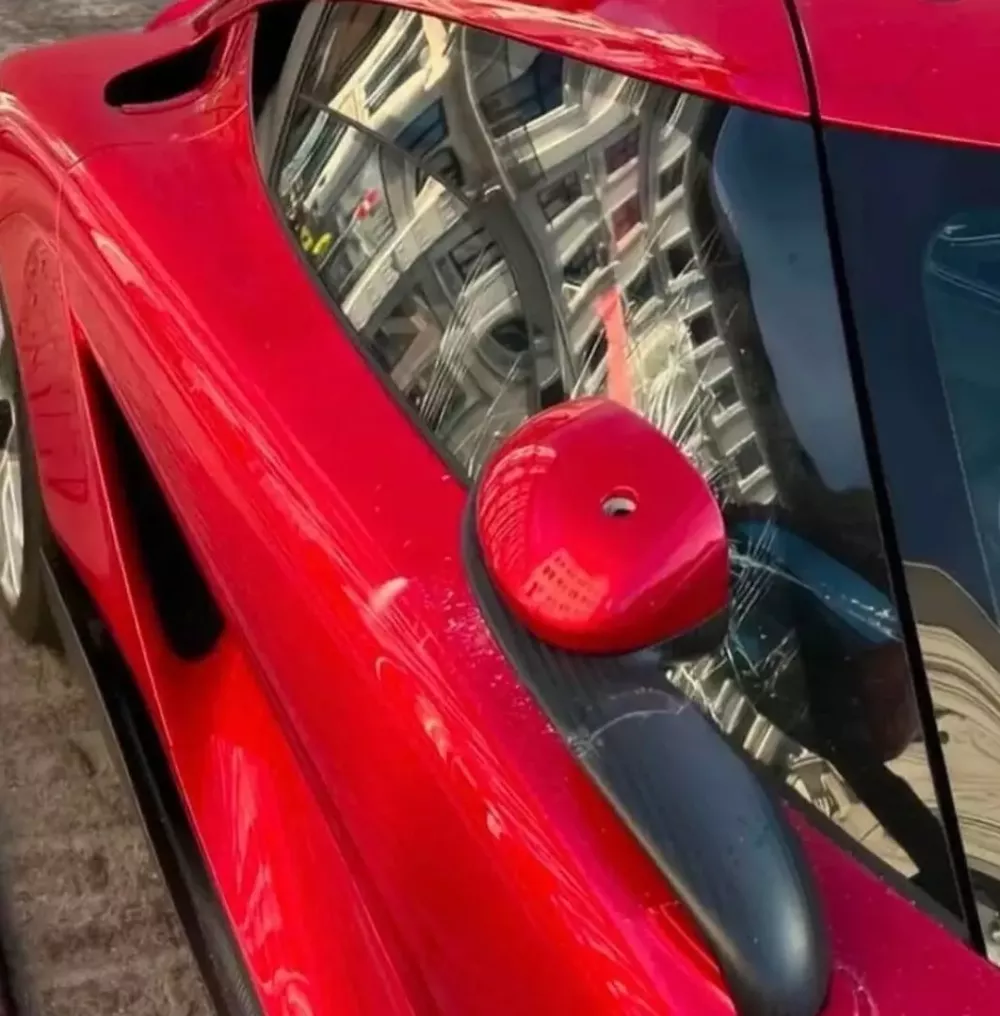 Một bên gương chiếu hậu của chiếc Koenigsegg Gemera cũng bị hư hỏng
