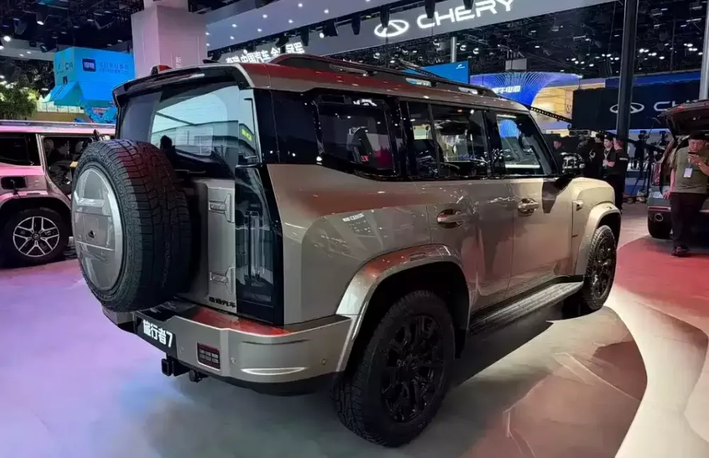 Chery Jetour Traveller 7 sở hữu cụm đèn hậu nằm dọc cỡ lớn và lốp dự phòng trên cửa cốp